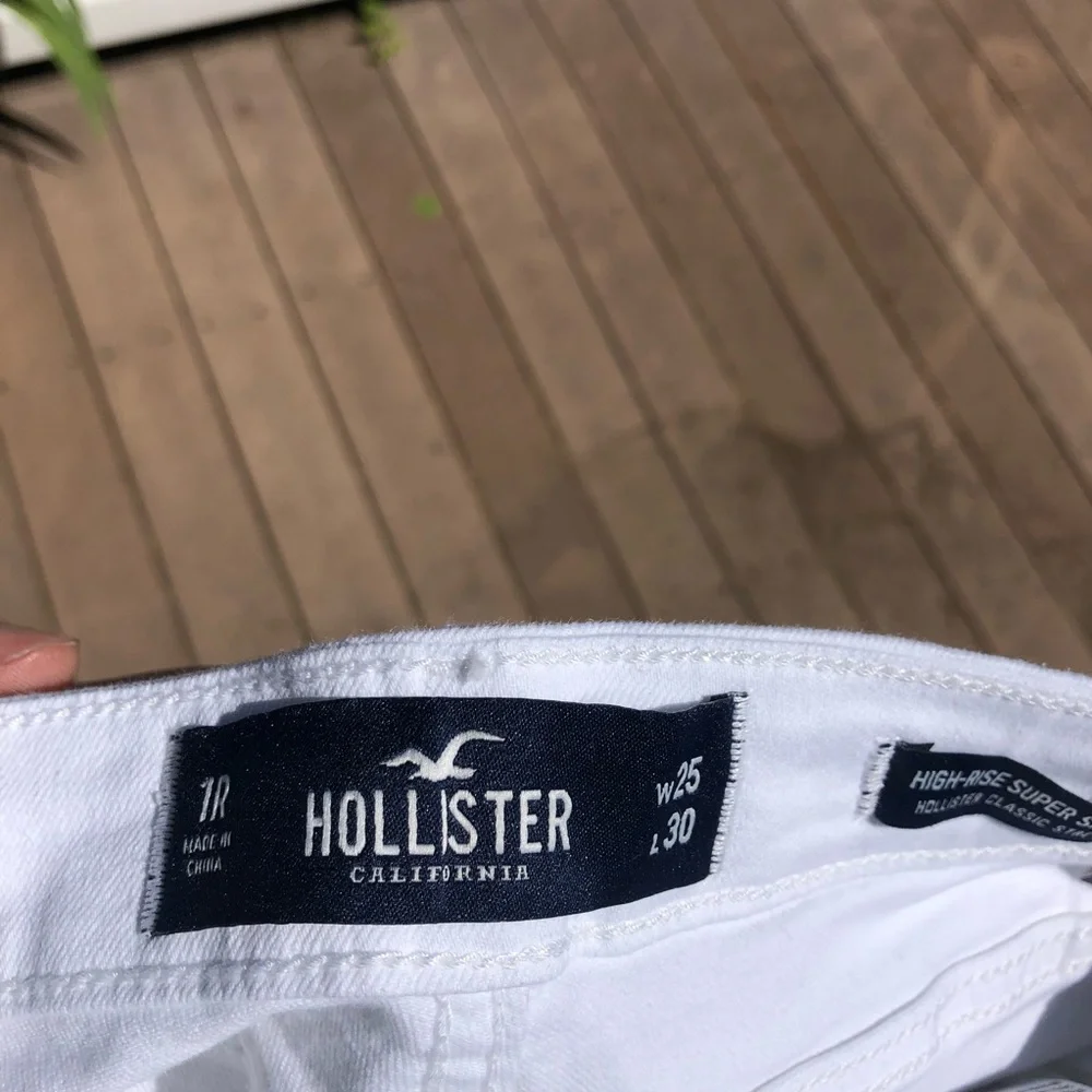 Hollister Classic Stretch High-Rise Super Skinny white jeans - Picture 4 of 10